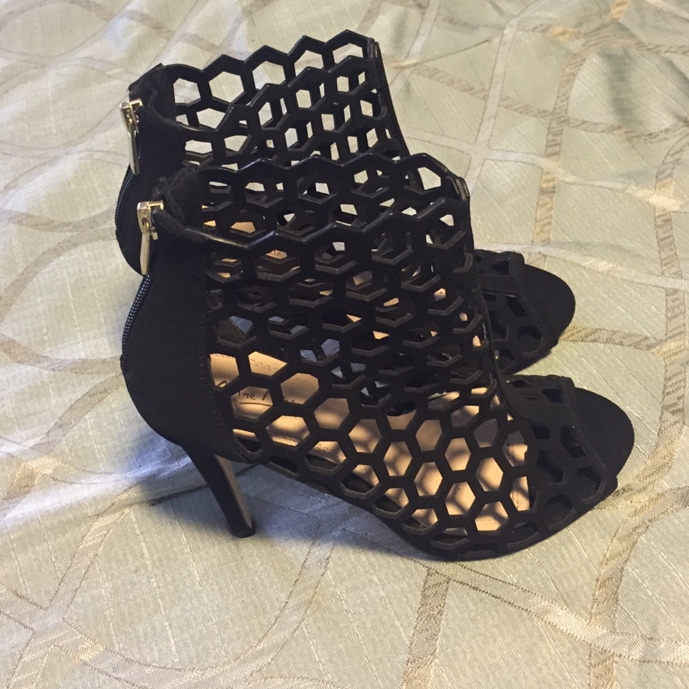 Shoes - Picture 3 of 7